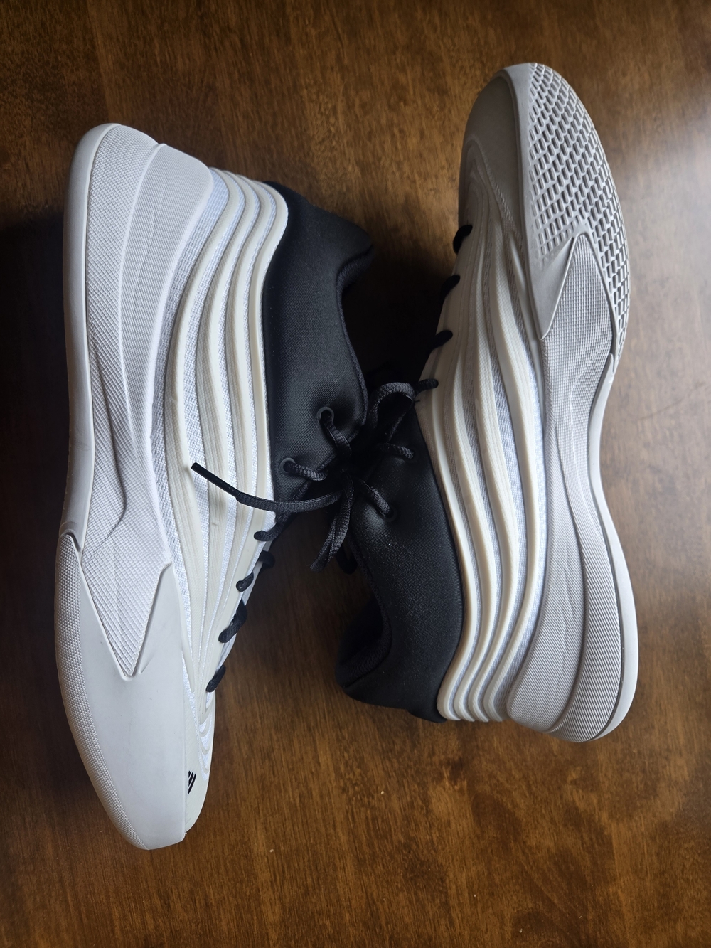 adidas Dame X White/Black Basketball Shoes Men’s Size 10
adidas Dame X basketbal